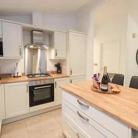 Luxury 2 Bedroom At White Cross Bay, בית נופש ווינדרמר
