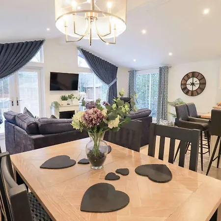 Luxury 2 Bedroom At White Cross Bay, *