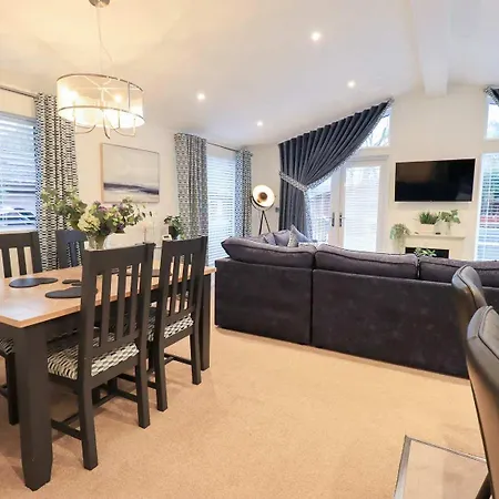 Luxury 2 Bedroom At White Cross Bay, בית נופש