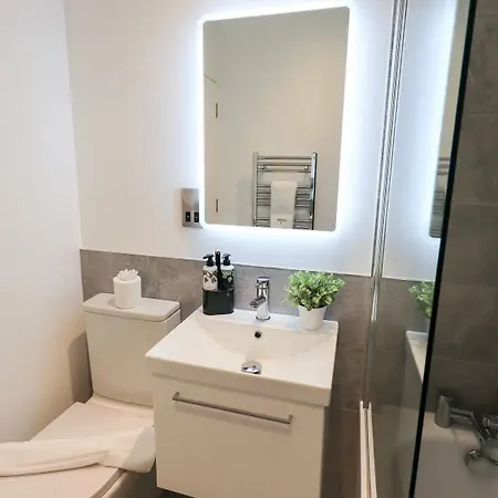 בית נופש Luxury 2 Bedroom At White Cross Bay, *