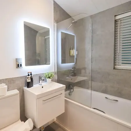 Luxury 2 Bedroom At White Cross Bay, בית נופש