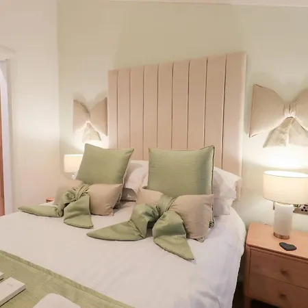 Luxury 2 Bedroom At White Cross Bay, בית נופש *