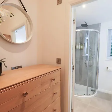 בית נופש Luxury 2 Bedroom At White Cross Bay, ווינדרמר